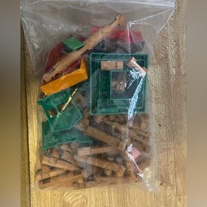 Vintage Set of Lincoln Logs,with extra buildings